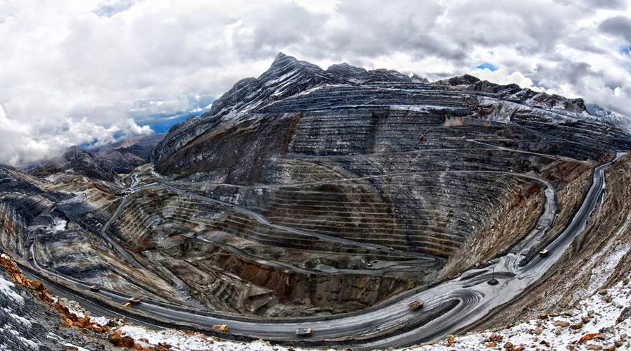 Peru’s Antamina halts mining after manager dies in accident