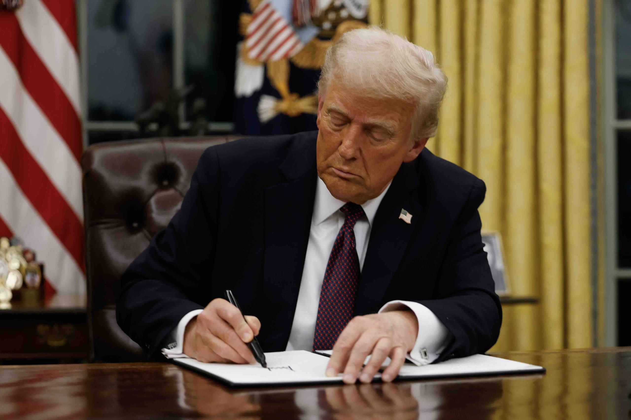 US delays Canada, Mexico tariffs